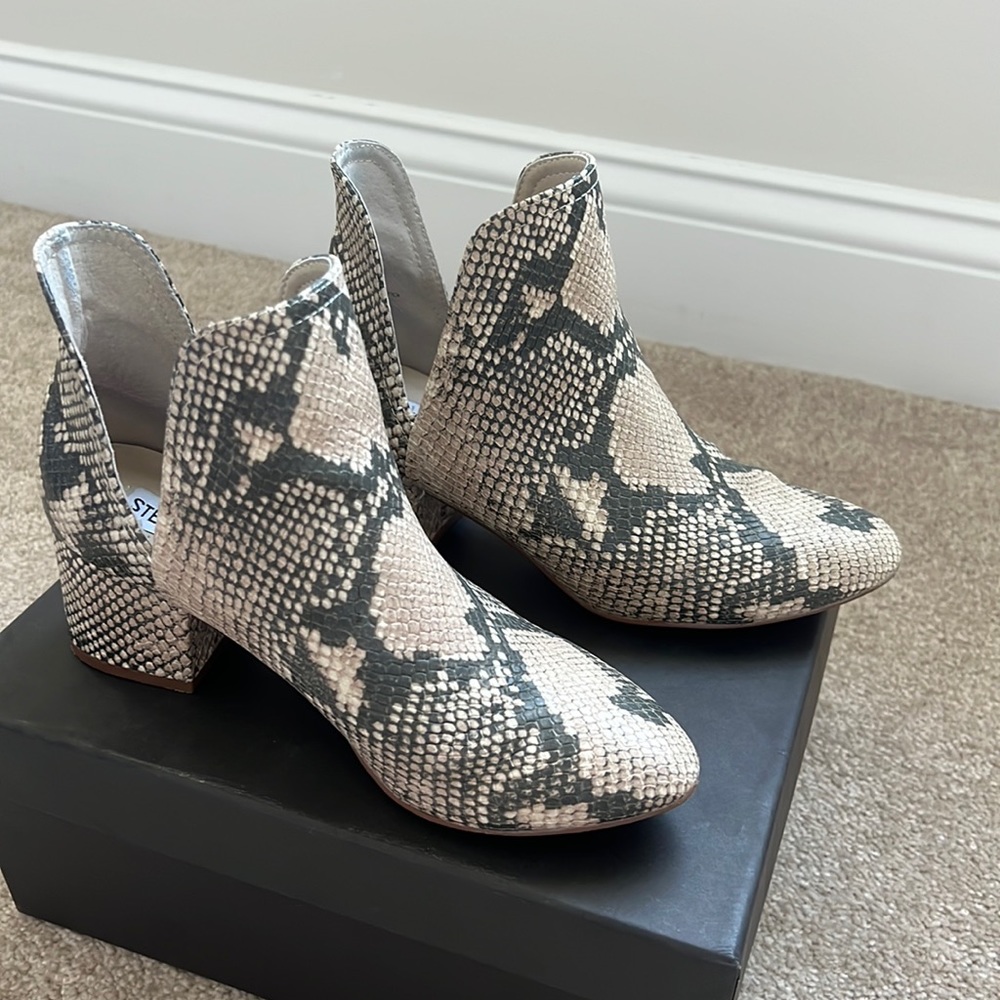 Snake skin Steve Madden booties